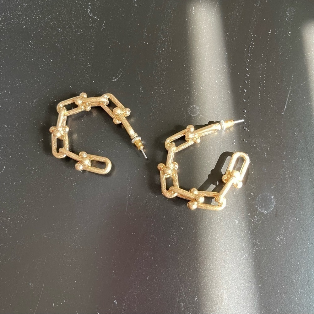 𝅺NWOT gold hoop chain earrings